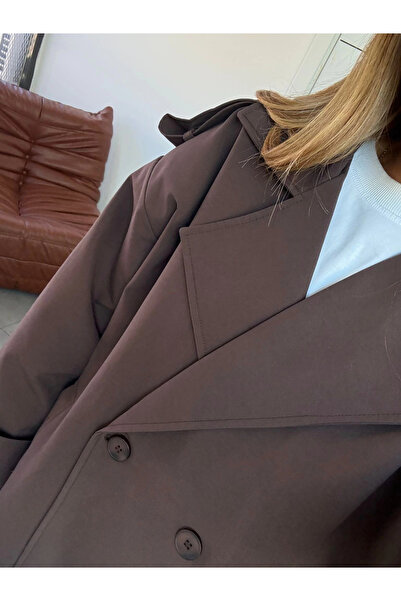 KÜBRA SÖYLEMEZ BOUTİQUE KAHVE OMUZ VATKALI KISA TRENÇKOT
