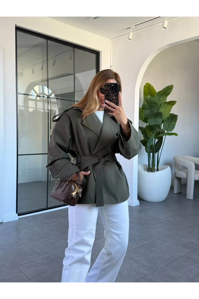 KÜBRA SÖYLEMEZ BOUTİQUE HAKİ OMUZ VATKALI KISA TRENÇKOT