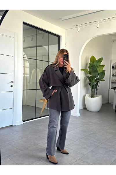 KÜBRA SÖYLEMEZ BOUTİQUE KOYU KAHVE DÜĞMELİ MANŞET DETAY KUŞAKLI KISA TRENÇKOT