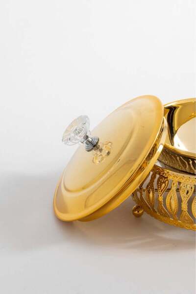 Bin Shihoun Golden date with a gilded circular frame