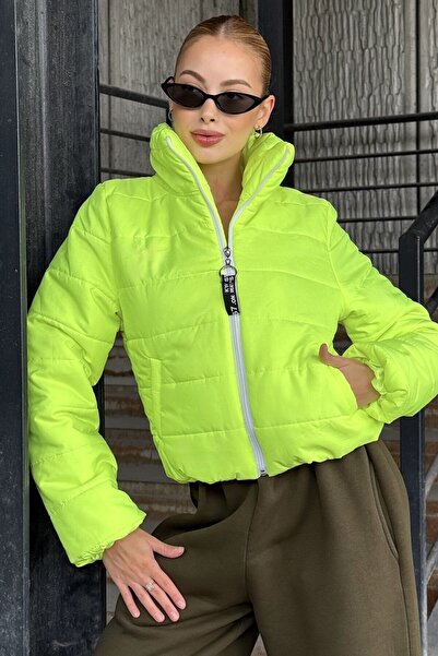 VAGGON Γυναικείο παλτό με φουσκωτή επένδυση με λεπτομέρεια από πέτρα νέον πράσινο ψηλός λαιμός Vs01302