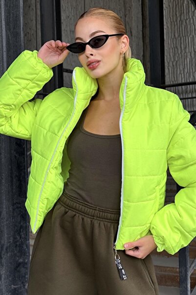 VAGGON Γυναικείο παλτό με φουσκωτή επένδυση με λεπτομέρεια από πέτρα νέον πράσινο ψηλός λαιμός Vs01302