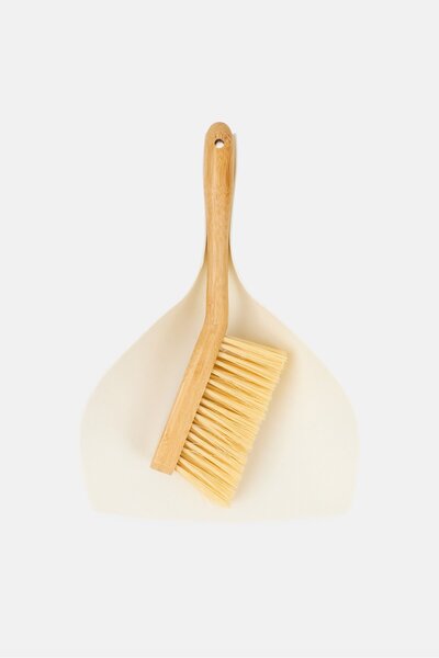 Bombay 2 Pieces Dust Pan And Brush Set, Multicolor