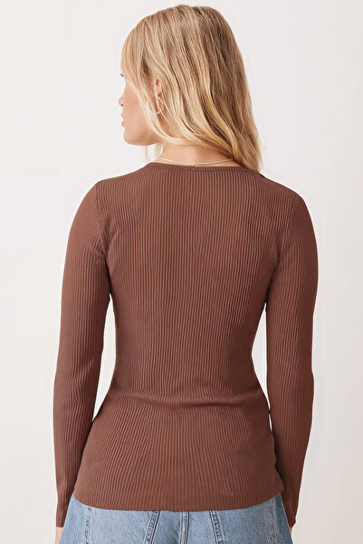 armonika Γυναικεία μπλούζα με μακρύ μανίκι με φαρδύ λαιμόκοψη σε ανοιχτό καφέ χρώμα με κουμπιά με σχισμή μπροστά ARM-26K001008