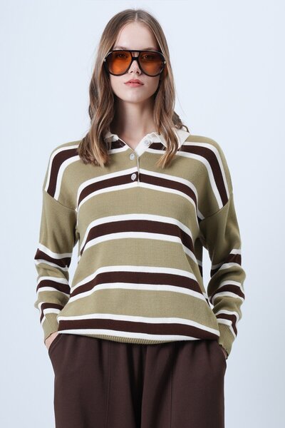 VAGGON سترة تريكو مخططة بياقة بولو باللون الأخضر الزيتي للنساء Vs01029