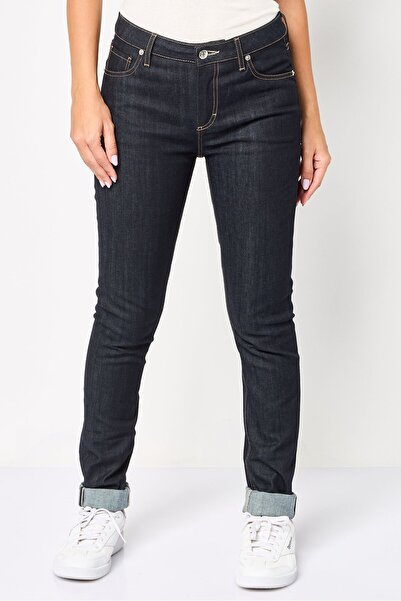 Lacoste بنطلون جينز نسائي قابل للتمدد بقصّة عادية، أزرق داكن