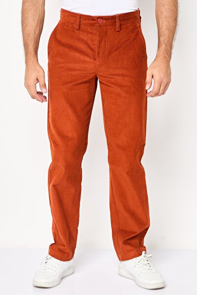 Lacoste بنطلون رجالي مخملي ملكي بقصّة عادية، لون صدئ