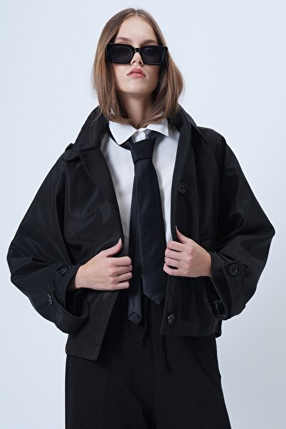 VAGGON Women's Black Double Pocket Button Closure Short Trench Coat Vs01307