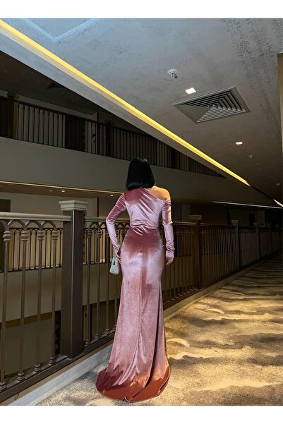 Modafeminen Βραδινό φόρεμα με λεπτομέρεια από ελαστικό ύφασμα βελούδου με έναν ώμο 583137 DRIED ROSE