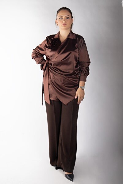 Bedrinxxl Kadın Büyük Beden Kahverengi Kruvaze Yaka Saten Kuşaklı Çiçek Aksesuarlı Bluz Şık Abiye