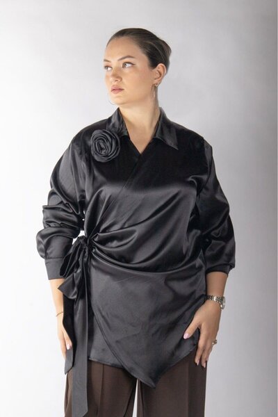 Bedrinxxl Kadın Büyük Beden Siyah Kruvaze Yaka Saten Kuşaklı Çiçek Aksesuarlı...