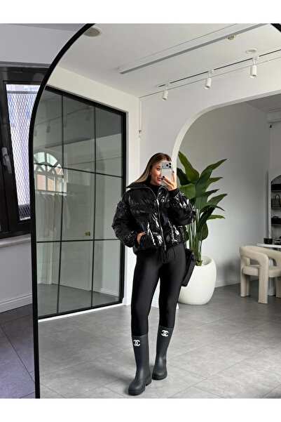 KÜBRA SÖYLEMEZ BOUTİQUE Black Patent Leather Short Puffer Coat