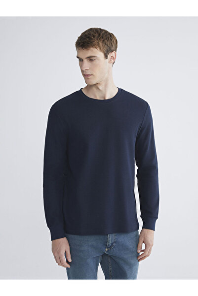 LC Waikiki تي شيرت رجالي بأكمام طويلة وياقة دائرية باللون الأزرق الداكن