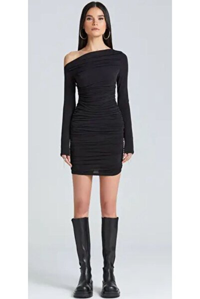 Linich&Co Rochie mini neagră cu mâneci lungi, cu umăr dezactivat