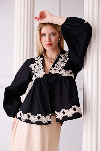 Pulli Collection Bej Nakış Detaylı Siyah Viskon Bluz – V Yaka