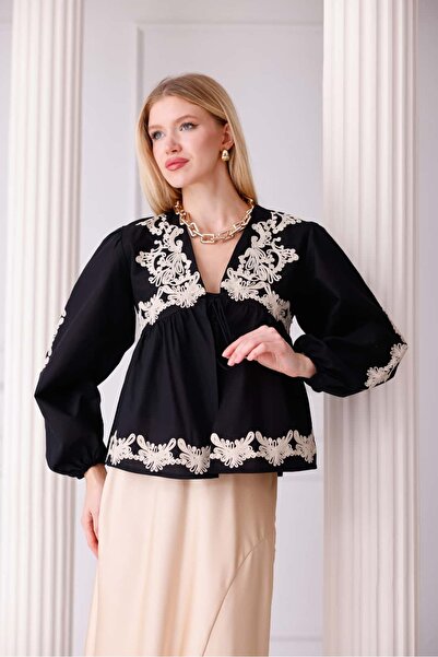 Pulli Collection Bej Nakış Detaylı Siyah Viskon Bluz – V Yaka