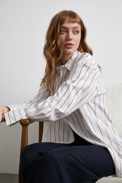 TRENDQUEL قميص مخطط مع جيوب باللون البورغندي