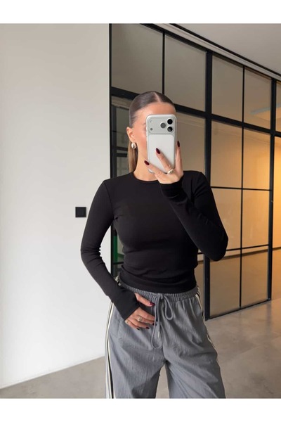 BB Bensu Buyruk PARMAK GEÇMELİ SİYAH BASİC TSHİRT