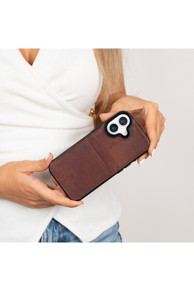 Bouletta , Apple iPhone 17 için, Hakiki Deri, El Yapımı Kartlıklı Kılıf, İç Yüzeyi Kadife, Antik Kahv