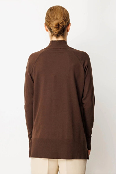 Desen Triko Γυναικείο πουλόβερ με μισό ζιβάγκο με σκίσιμο στο πλάι 02422305 Σκούρο καφέ