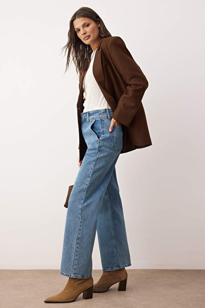 Trendyol Collection Blugi drepti confortabili cu talie înaltă cu detaliu albastru în talie TWOAW26JE00149