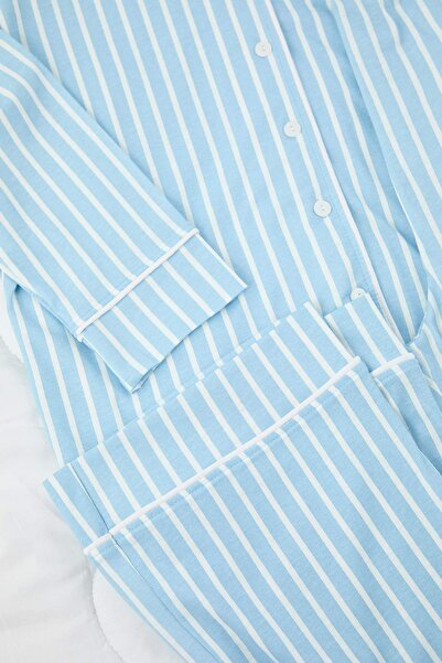 Trendyol Curve Σετ πιτζάμες με ριγέ γαλάζιο πουκάμισο με πλεκτό γιακά TBBAW25AI00052