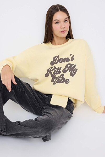 Trendyol Collection Teen Yellow Embossed Slogan Printed Oversize/Wide Fit Thick Knitted Sweatshirt Twoaw26Sw00172