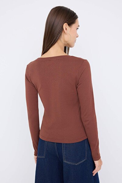 Trendyol Collection Teen Brown bedruckte, figurbetonte/eng anliegende Strickbluse TWOAW25BZ00126