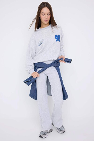 Trendyol Collection Teen Kar Melange Fleece Inside Back and Front Printed Oversize/Wide Cut Knitted Sweatshirt Twoaw26Sw00151