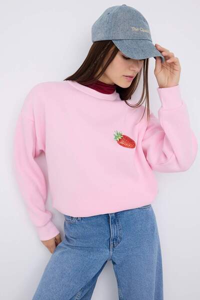 Trendyol Collection Teen Light Pink Strawberry Printed Knitted Sweatshirt with Fleece Inside Twoaw26Sw00196