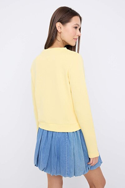 Trendyol Collection Teenage světle žlutá pletená mikina s knoflíky Regular/Regular Fit TWOAW26SW00162