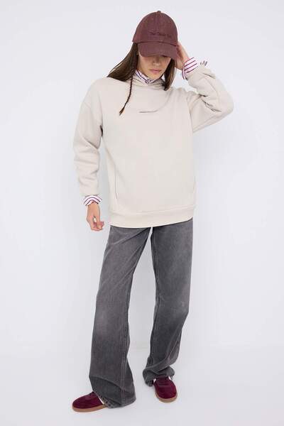 Trendyol Collection Πλεκτό φούτερ με κουκούλα Teen Stone με στάμπα αγγέλου και χοντρό φλις εσωτερικά TWOAW26SW00198