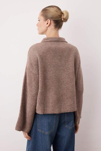 Trendyol Collection Norkový měkký texturovaný kabát vypadající jako pletený kardigan TWOAW25HI00100