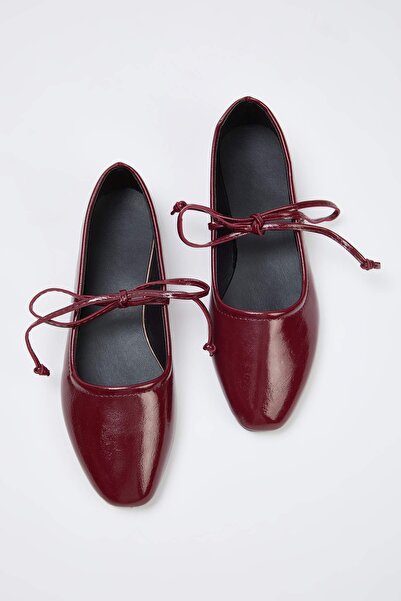 TRENDYOL SHOES Teen Burgunderrote Ballerinas mit Faltenoptik und Schnürdetail für Damen mit runder Spitze TAKAW26BE00002