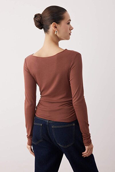 Trendyol Collection Καφέ*001 Ελαστική πλεκτή μπλούζα με λεπτομέρεια με κορδόνια που ταιριάζει στο σώμα TWOAW25BZ00225