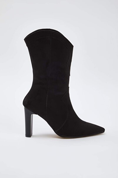 TRENDYOL SHOES Černé semišové dámské boty se špičatou špičkou na blokovém podpatku TAKAW26CZ00016