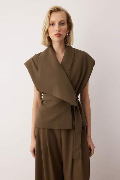 Trendyol Collection Exclusive Light Khaki Fitted Flowy Fabric Waist-Fitted Padded Lined Vest Twoaw26Ye00062