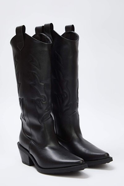 TRENDYOL SHOES Fekete hímzett mandula orrblokk sarkú női cowboy csizma 
 TAKAW26CZ00013-ot