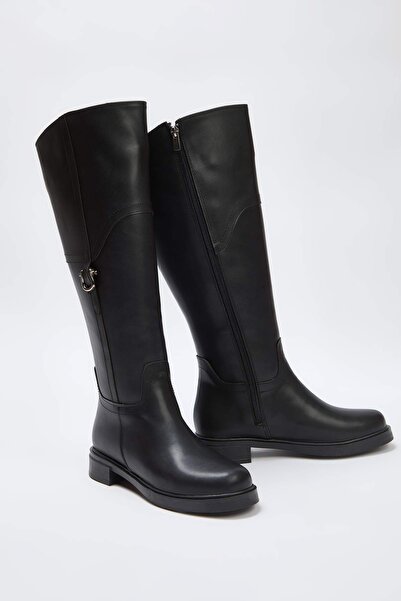 TRENDYOL SHOES Schwarze Damen-Reitstiefel mit flachem Absatz und Reißverschluss und runder Zehenpartie 
 TAKAW26CZ000090