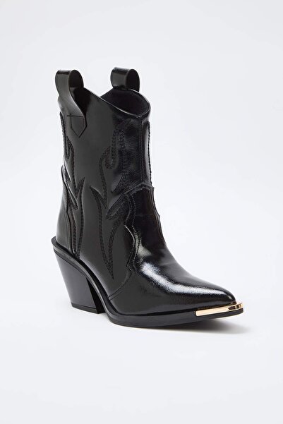 TRENDYOL SHOES Γυναικείες Premium καουμπόικες μπότες με μαύρα μεταλλικά αξεσουάρ TAKAW26BO00090