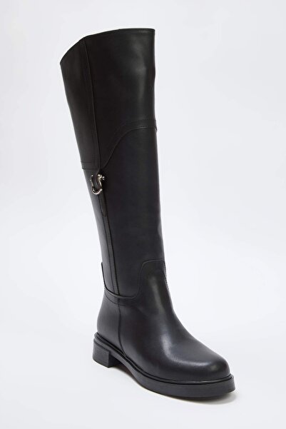 TRENDYOL SHOES Schwarze Damen-Reitstiefel mit flachem Absatz und Reißverschluss und runder Zehenpartie 
 TAKAW26CZ000090