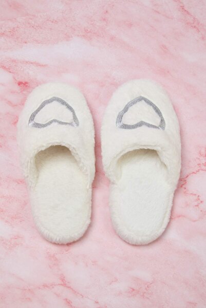 TRENDYOL SHOES Ecru Heart Detailed Plush Women's House Slippers
Takeaw26Er00009