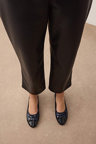 TRENDYOL SHOES Marineblaue Ballerinas mit Schleifendetail und Mandelspitze für Damen TAKSS25BE00000