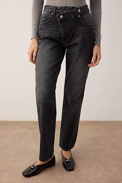 Trendyol Collection Antracitové džíny s vysokým pasem, asymetrickým zapínáním a detailem v pase, rovný střih/tube leg TWOAW26JE00132