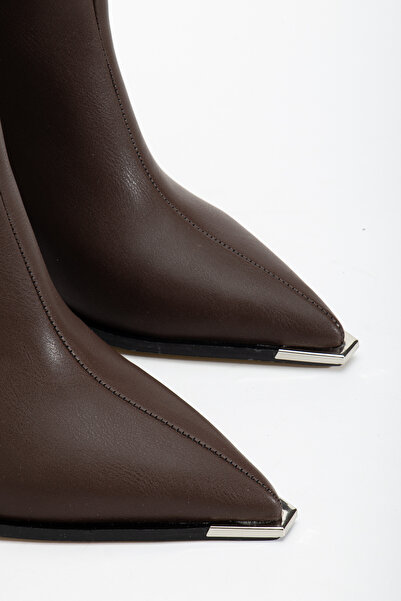 bakacstore Γυναικείες μπότες με τακούνι σε καφέ χρώμα με φερμουάρ στην πλάτη και μεταλλική λεπτομέρεια