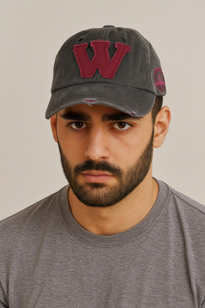 CosmoOutlet Ανδρικό καπέλο μαύρο-μπορντό W με κεντημένο πλυμένο αντίκα μοντέλο