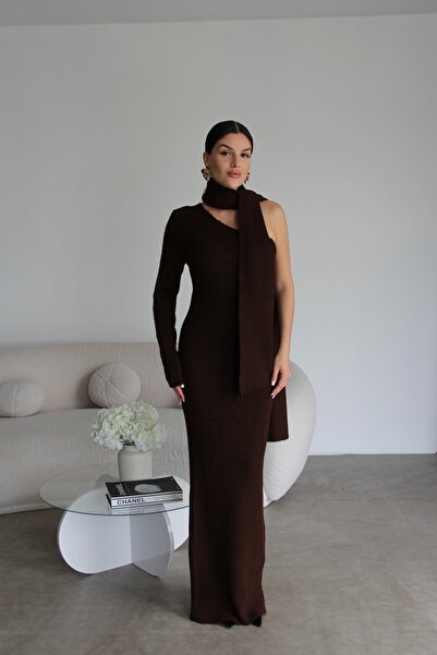 Julidress Μάλλινο φόρεμα με λεπτομέρεια σάλι καφέ, με έναν ώμο, μακρύ πλεκτό