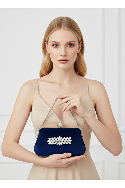 Biçanta حقيبة سهرة نسائية باللون الأزرق الداكن من الساتان اللامع مع تفاصيل فض...