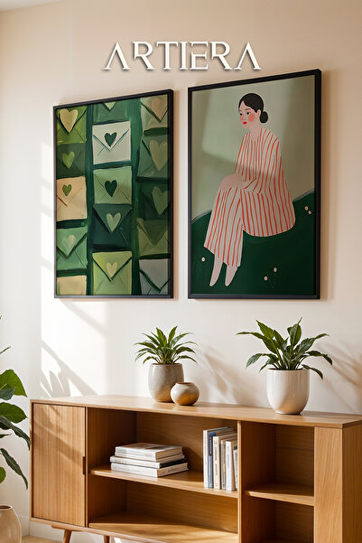 HİGUERA Φάκελος και ξαπλωμένη γυναίκα σε σμαραγδένιες πράσινες αποχρώσεις Ευχ...