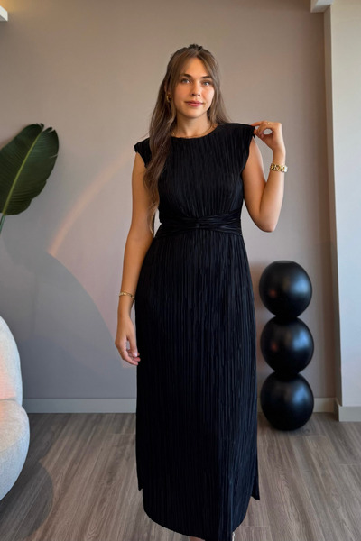Aventien Bel Detaylı Piliseli Siyah Midi Elbise